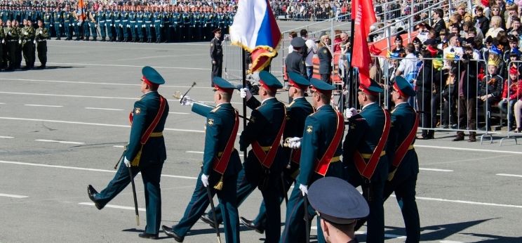 Soldats russes lors d'un défilé militaire avec un drapeau soviétique