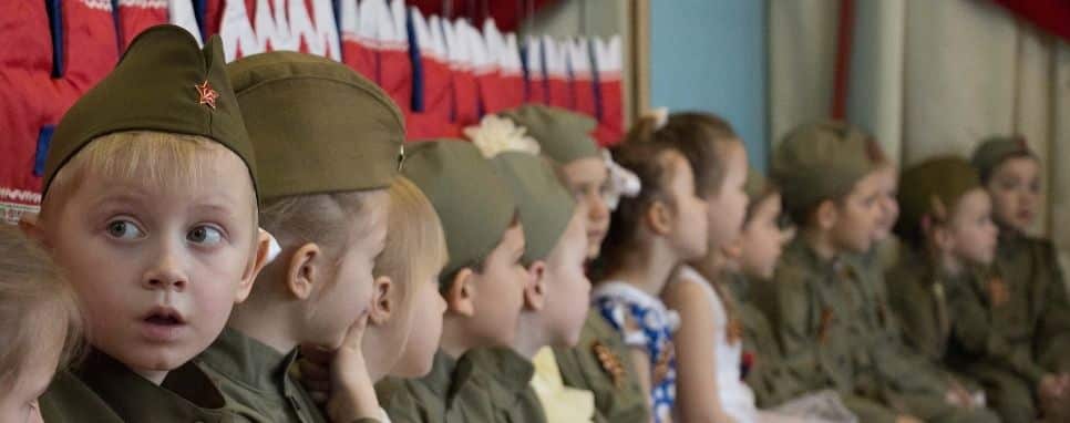 Enfants russes en costume de soldat soviétique lors du défilé du 9 mai
